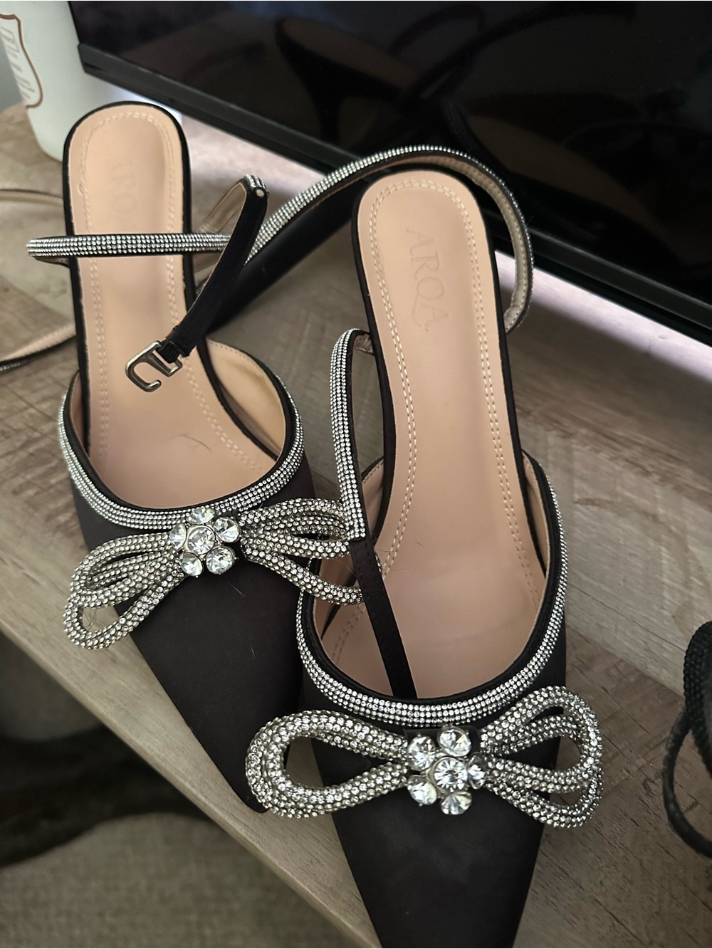 Elegant Black Pointed Slingback Heels with Crystal Bow - Picture 2 of 3